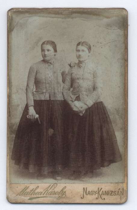 138 Tiszai Józsefné Hancz Júlia 1887-1967 és barátnője a kép kb. 1903-ból származik.jpg